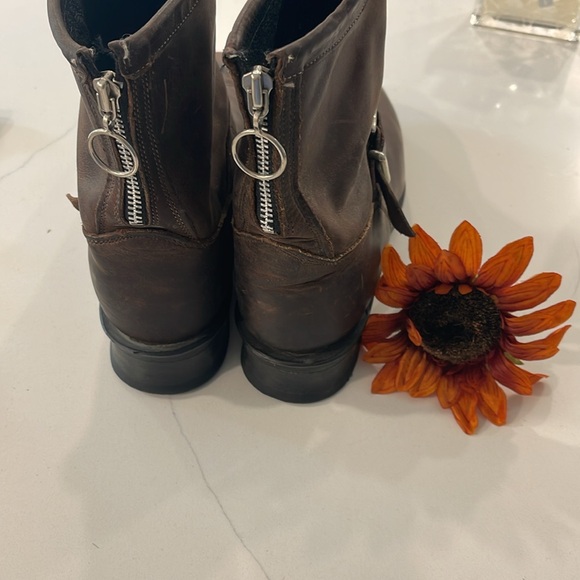 EUC Leather boots with zipper closure. Sz 9. - Picture 5 of 6